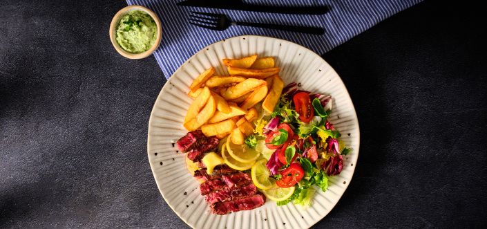 Tuzlangan limonli sariyog'li biftek, yashil salat va mayonez va chjoug bilan kartoshka