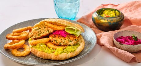 Burger qizil ikra, avakado va mango salsasi va AVIKO piyoz halqalari bilan