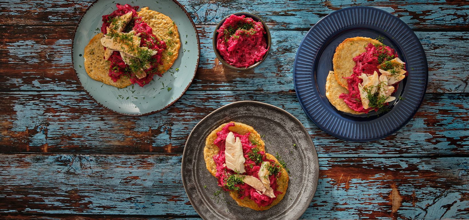 AVIKO Horseradish-beetroot sousi va dudlangan alabalık bilan kartoshka kreplari