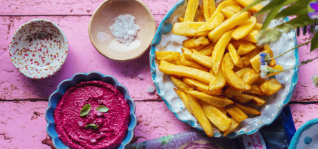 Uyda tayyorlangan Mama's Fries, pushti lavlagi dip-sousi bilan.