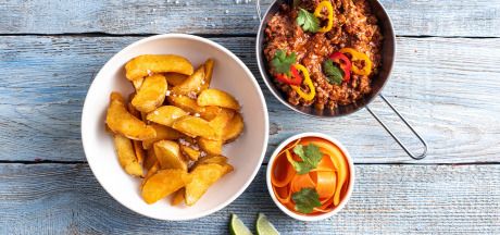 Sabzi, ohak va koriander salatasi bilan achchiq AVIKO Pati Parts Tex Mex bilan beriladigan chili kon karne