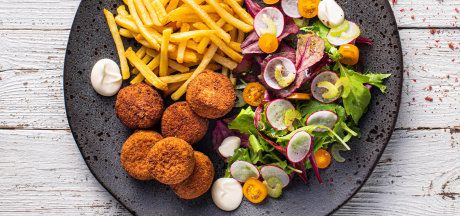 Uyda tayyorlangan salat va AVIKO Super Crunch Julienna kartoshkalari bilan orkinosli köfte