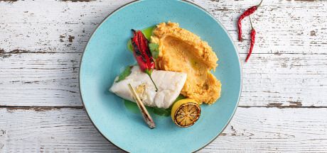 Sharobda qovurilgan treska, chili, koriander, limon o'ti bilan AVIKO pyuresi sabzi bilan