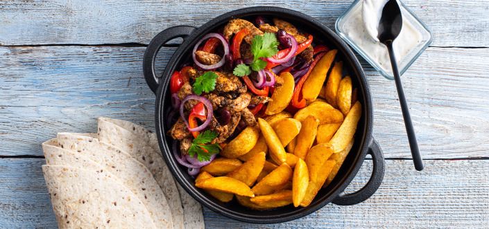 AVIKO Pati Parts Tex Mex bilan birga tovuq, qalampir, qizil piyoz, yogurt va loviya qo'shilgan fajitalar