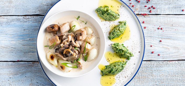 Yangi ismaloq bilan AVIKO pyuresi bilan qo'ziqorin va shingilli tovuq gulasi