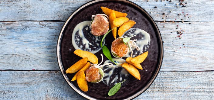 AVIKO Pati Parts Tex Mex bilan beriladigan pishloq sosli cho'chqa go'shtidan tayyorlangan medalyonlar