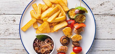 Salsiccia, sabzavot va karamellangan piyoz va AVIKO Stey Fries bilan tovuq shishi