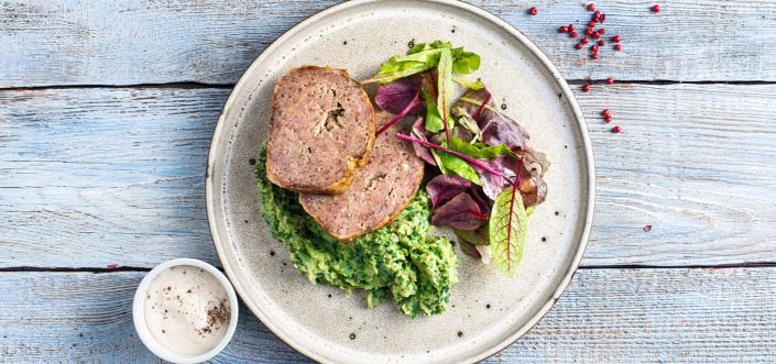 Salat va aioli sousli go'shtli non, ismaloq bilan AVIKO pyuresi bilan xizmat qiladi