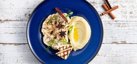 Dolchinli pishirilgan gulkaram, panjara qilingan hallumi va sut va sariyog 'bilan AVIKO pyuresi