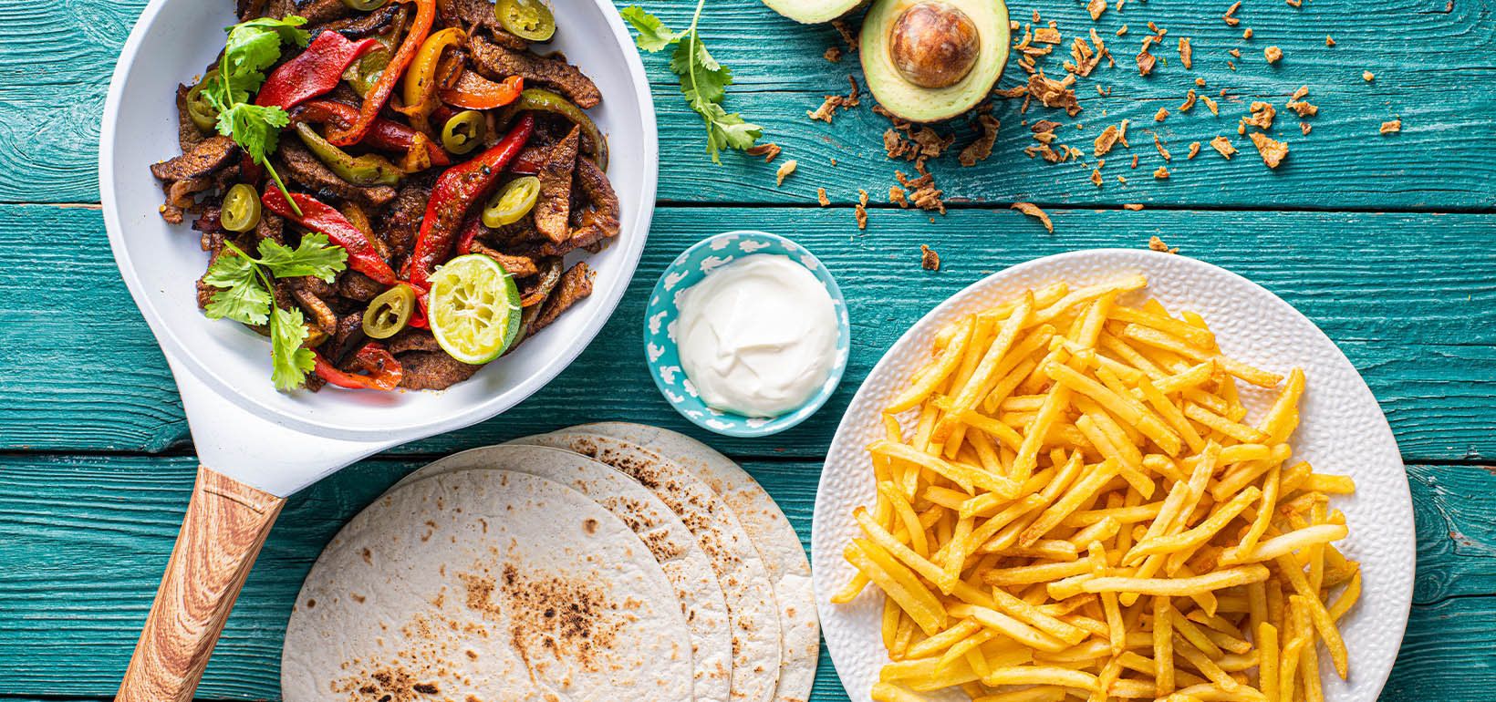 Piyoz, qalampir, smetana va AVIKO Super Crunch Julienne fri bilan mol go'shti fajitalari