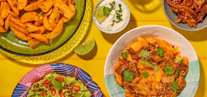 Pishloq bilan pishirilgan tortilgan qo'ziqorinli AVIKO Pati qismlari avakado va smetana bilan xizmat qiladi