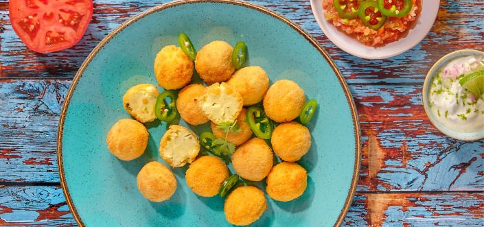 Pomidor salsasi va yogurt-ohak sousi bilan AVIKO Jalapeño sharlari