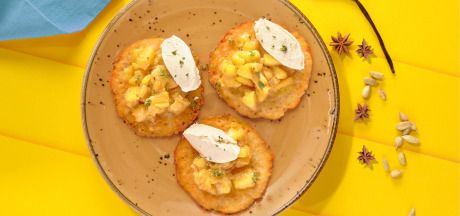 AVIKO Kardamon, qizilmiya va chinnigullar bilan mascarpone va tez olma va nok murabbosi bilan kartoshka kreplari