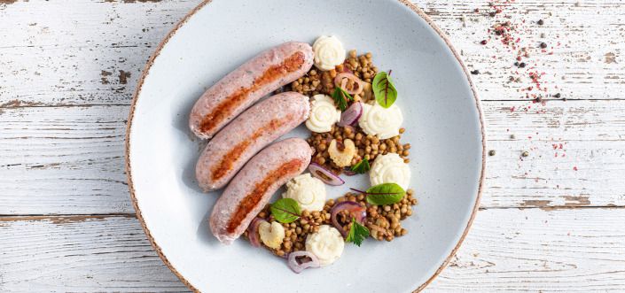 Salsiccia bilan yasmiq, ya'ni italyan oq kolbasa, selderey va pomidor AVIKO pyuresi sut va sariyog' bilan