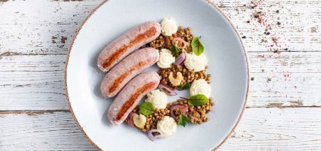 Salsiccia bilan yasmiq, ya'ni italyan oq kolbasa, selderey va pomidor AVIKO pyuresi sut va sariyog' bilan