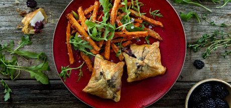 Böğürtlen va kekikli frantsuz qoplari va AVIKO Sweet kartoshka kartoshkalari