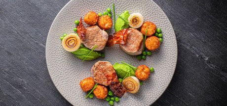 AVIKO Mini Rösti cho'chqa go'shtidan tayyorlangan medalyonlar, tiniq bekon va yangi no'xat makaronli