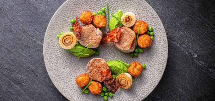 AVIKO Mini Rösti cho'chqa go'shtidan tayyorlangan medalyonlar, tiniq bekon va yangi no'xat makaronli