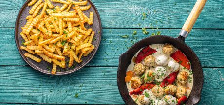 Pishloq sousi, qalampir, sarimsoq va AVIKO Super Crunch Zig Zag bilan qovurilgan oq köfte