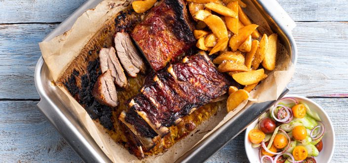 Salsa barbekyu sousida marinadlangan qovurg'alar, salat, koriander va smetana bilan achchiq AVIKO Pati Parts Tex Mex bilan beriladi